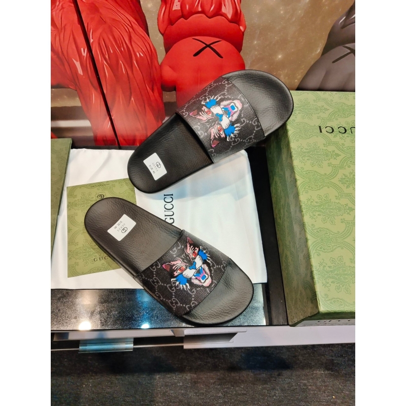 G*u*i slippers